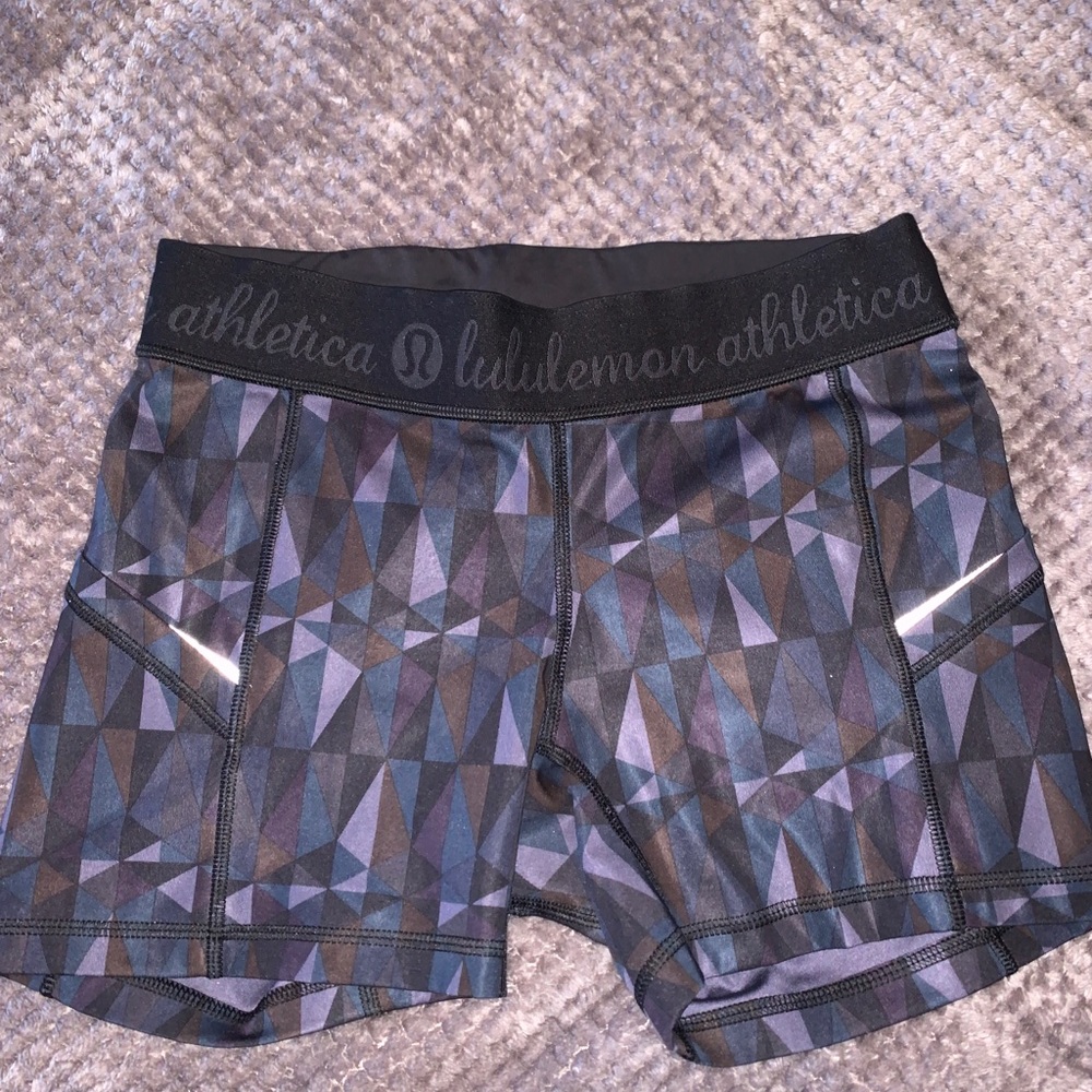 Lulu lemon geometric patterned compression shorts